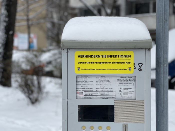 Der unscharfe Hintergrund klappt auch beim iPhone gut - dazu ist die Schrift auf dem Automaten noch schärfer. (Bild: Tobias Költzsch/Golem.de)